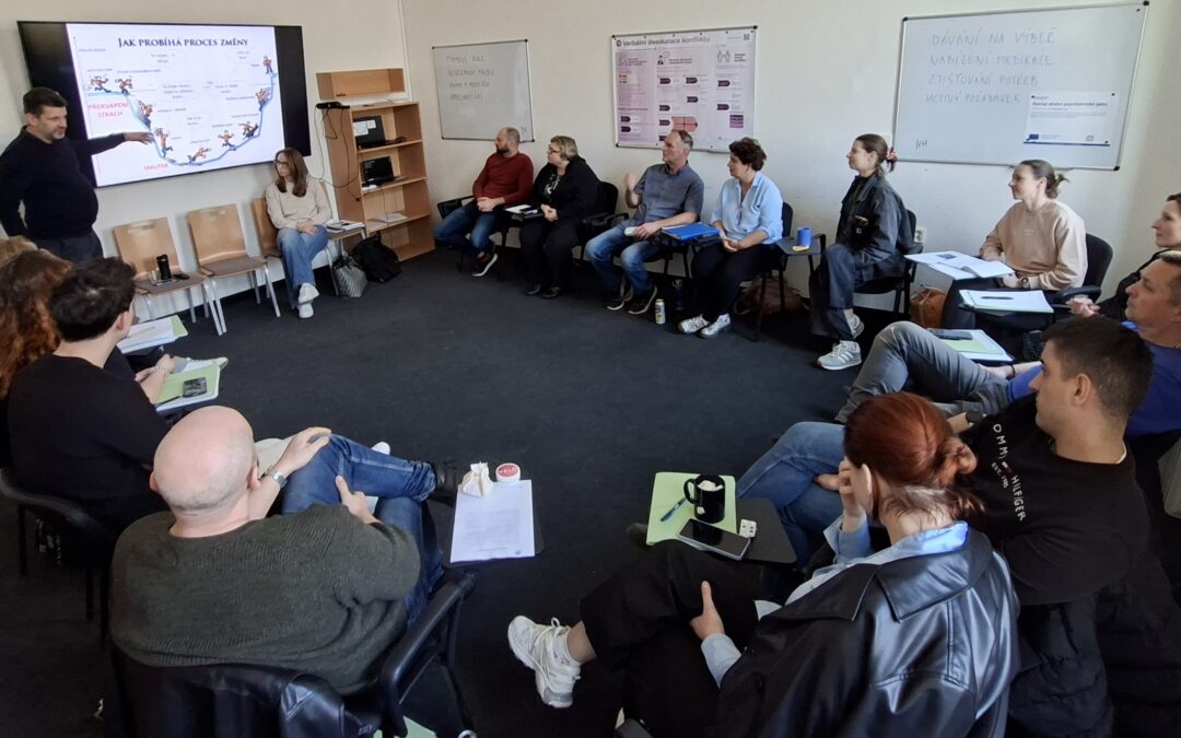 Na akutních psychiatrických odděleních vzděláváme specialisty řešení konfliktů